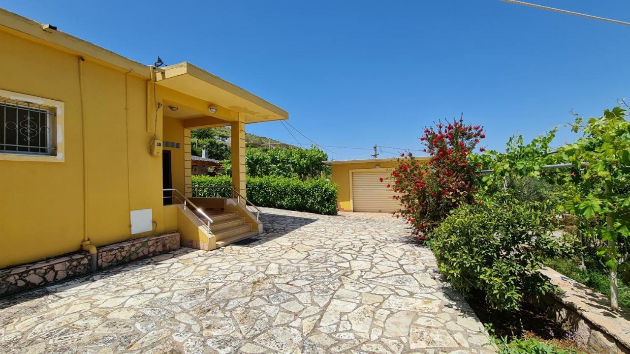 Village Home Next To The Sea Sarande Bagian luar foto