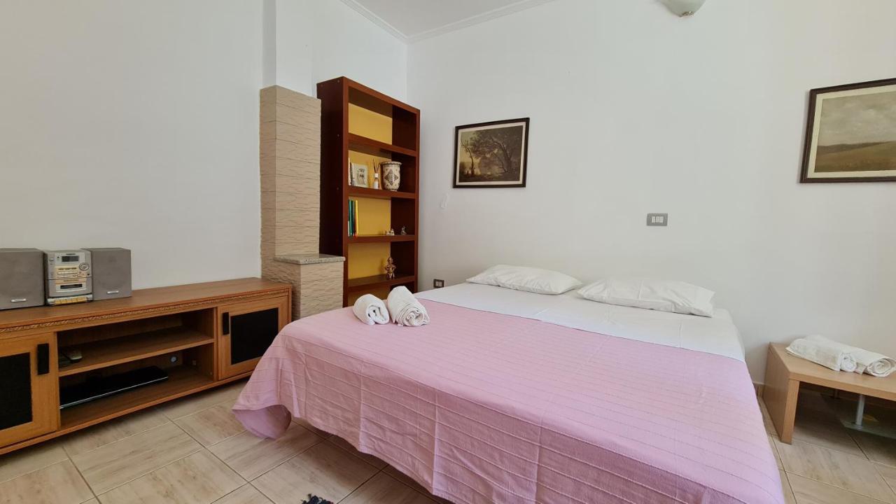 Village Home Next To The Sea Sarande Bagian luar foto