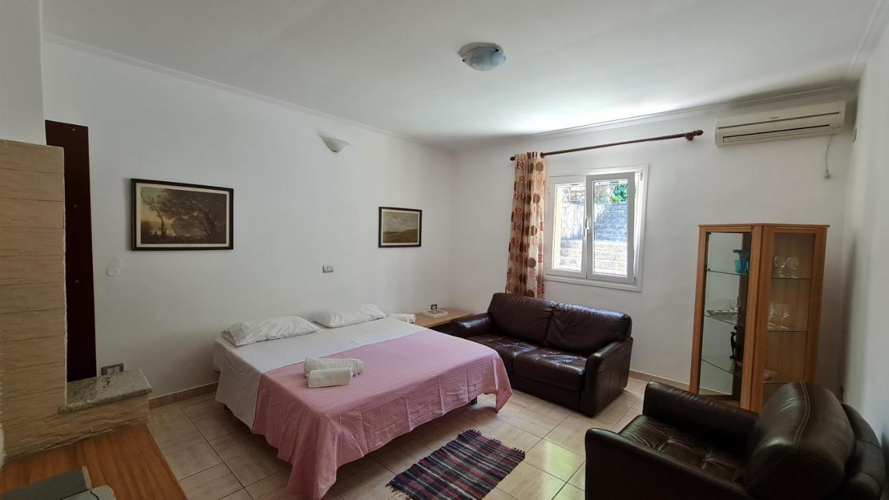 Village Home Next To The Sea Sarande Bagian luar foto