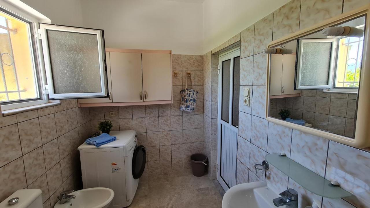 Village Home Next To The Sea Sarande Bagian luar foto
